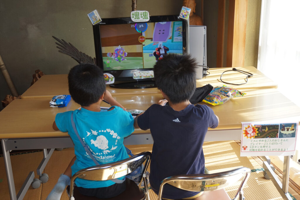 塊魂のゲームをする子ども