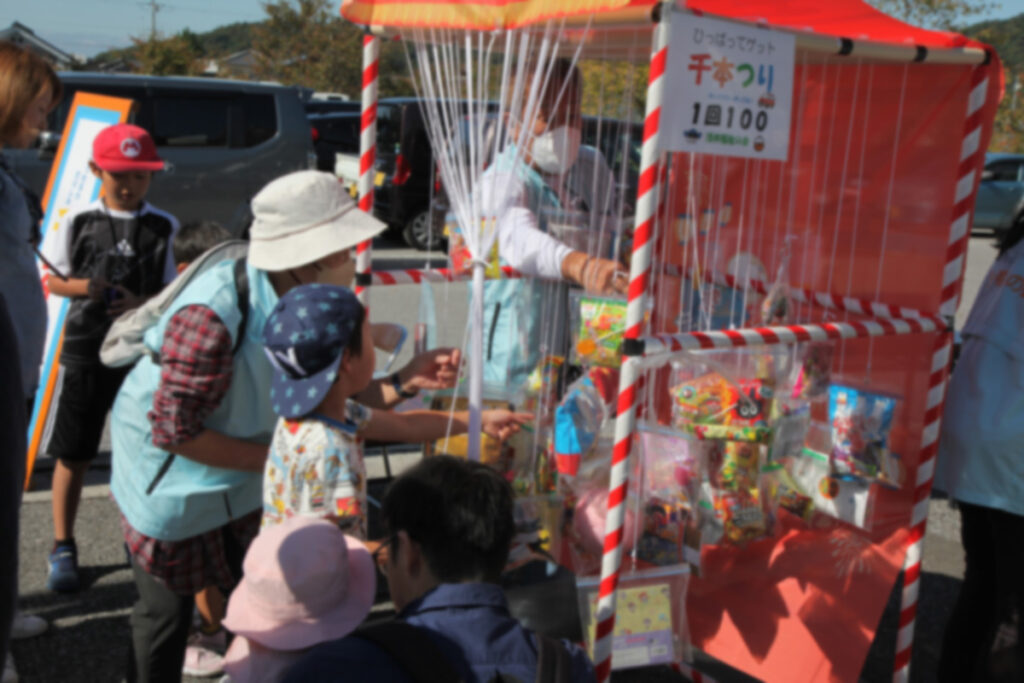 千本釣りを楽しむ子ども