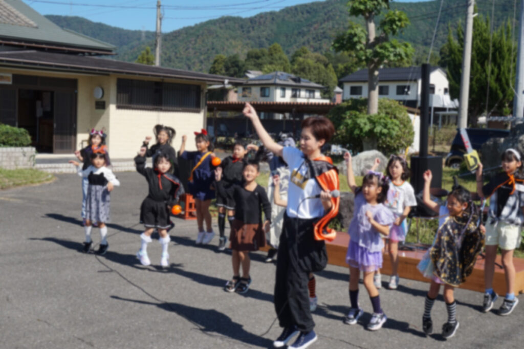 キッズダンスを披露する子ども達